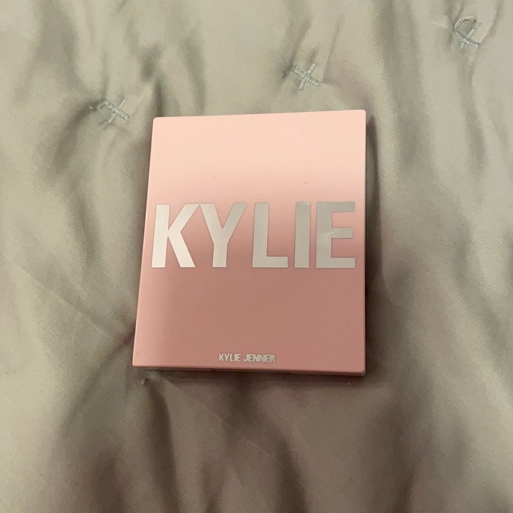 Kylie Cosmetics Cheers Darling Highlighter